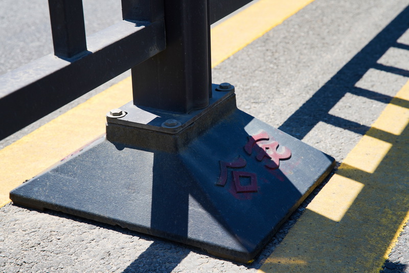 Road safety barrier